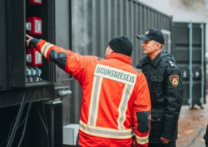 Ugunsdzēsēji dūmu gāze konteinerī