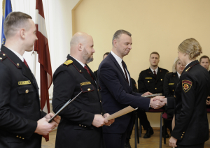 Tiek pasniegts diploms