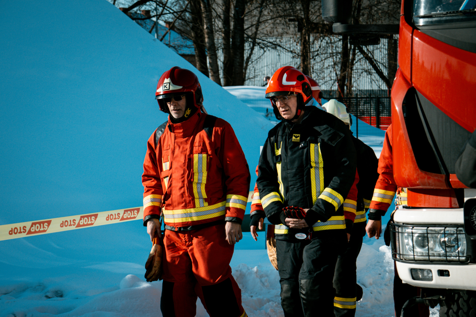 Valsts prezidetnts kopā ar Ugunsdzēsības un civilās aizsardzības koledžas pārstāvi iet pa sniegotu teritoriju blakus ugunsdzēsības transportlīdzeklim.