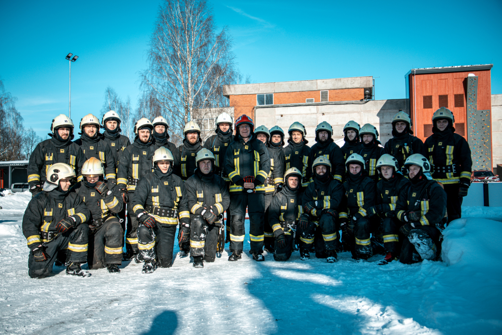 Valsts prezidenta Edgara Rinkēviča un koledžas pārstāvju kopbilde koledžas mācību poligonā. 