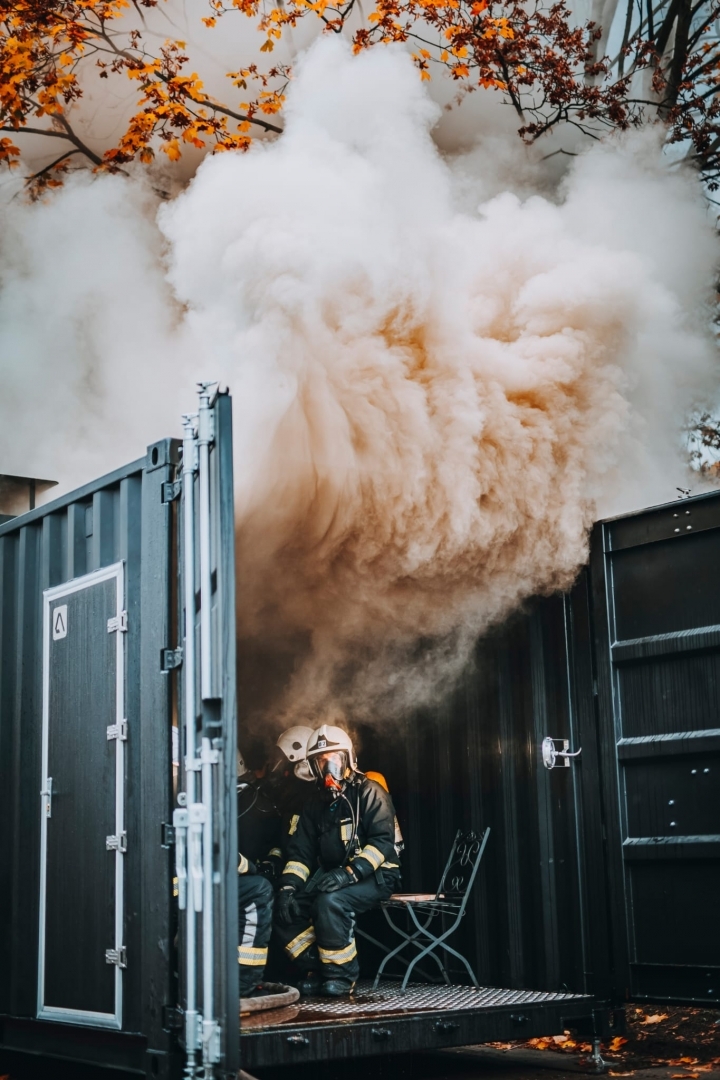 Ugunsdzēsēji dūmu gāze konteinerī