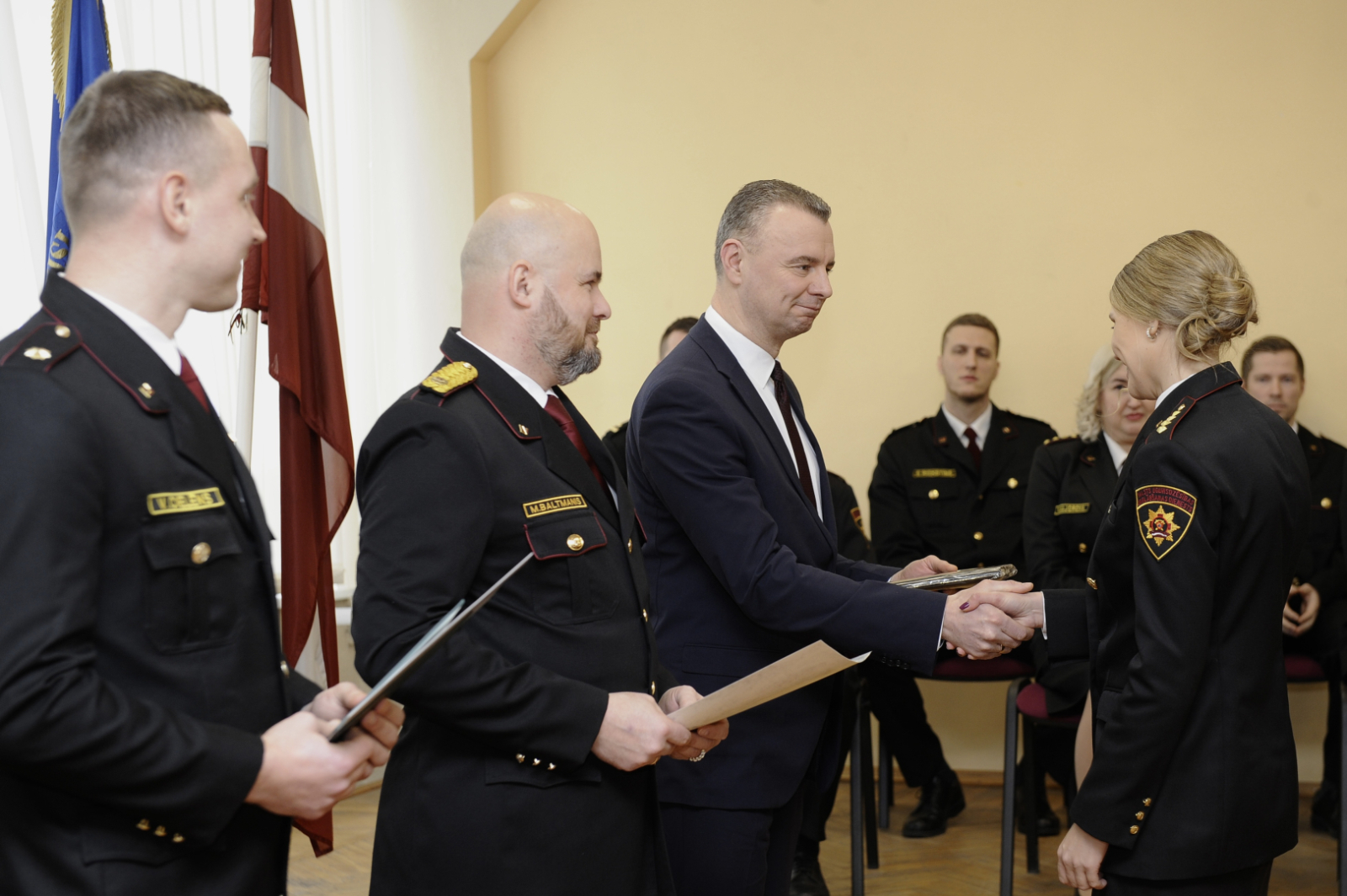 Tiek pasniegts diploms