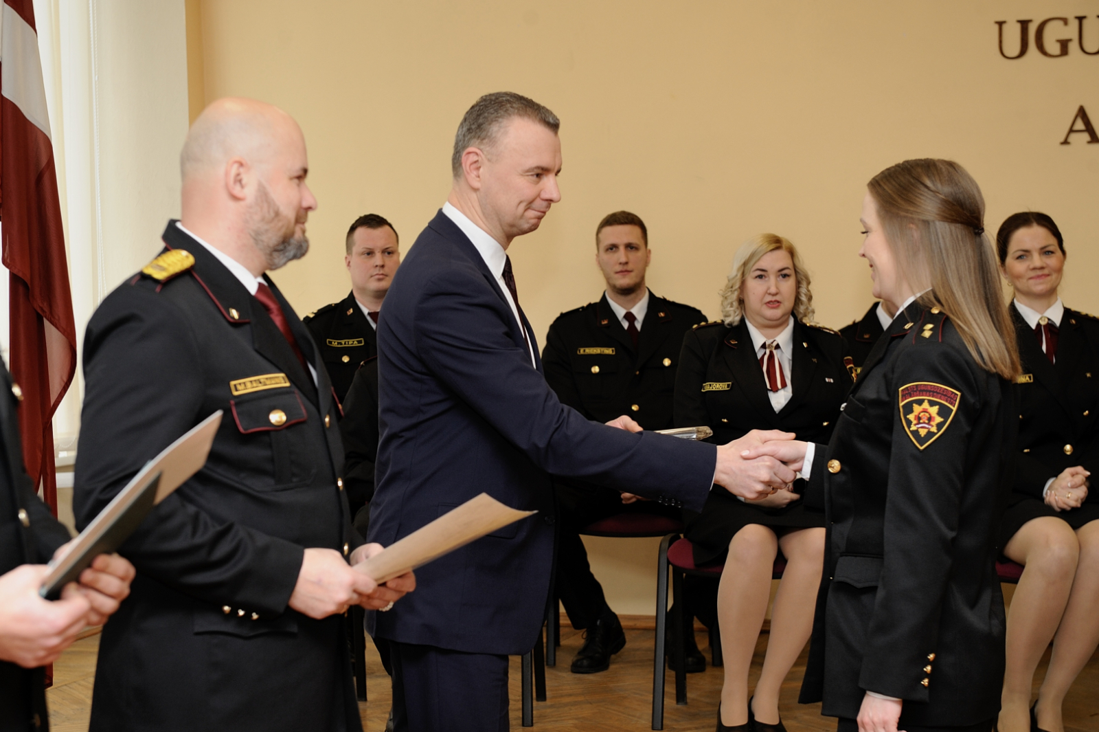 Tiek pasniegts diploms