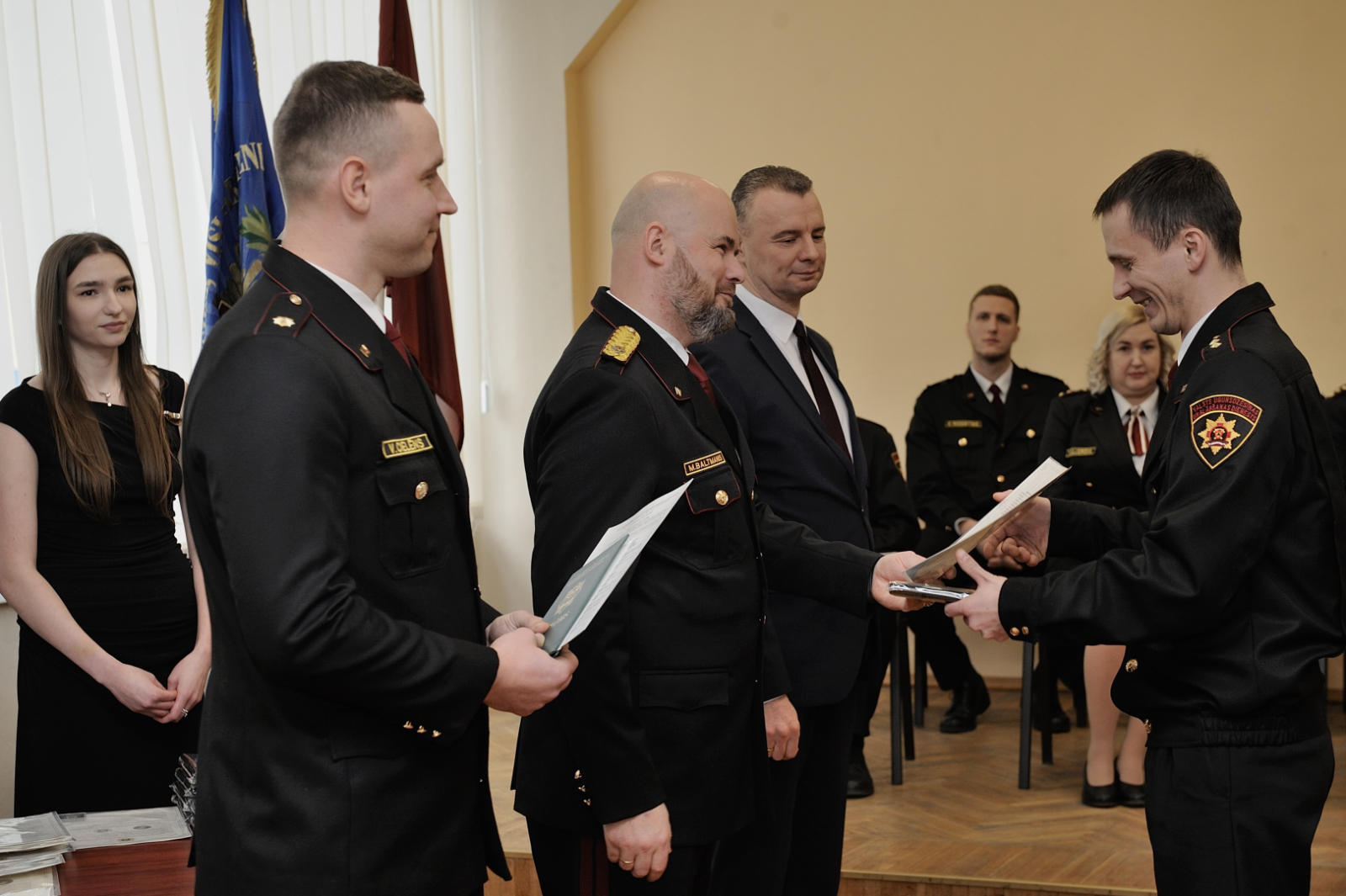 Tiek pasniegts diploms