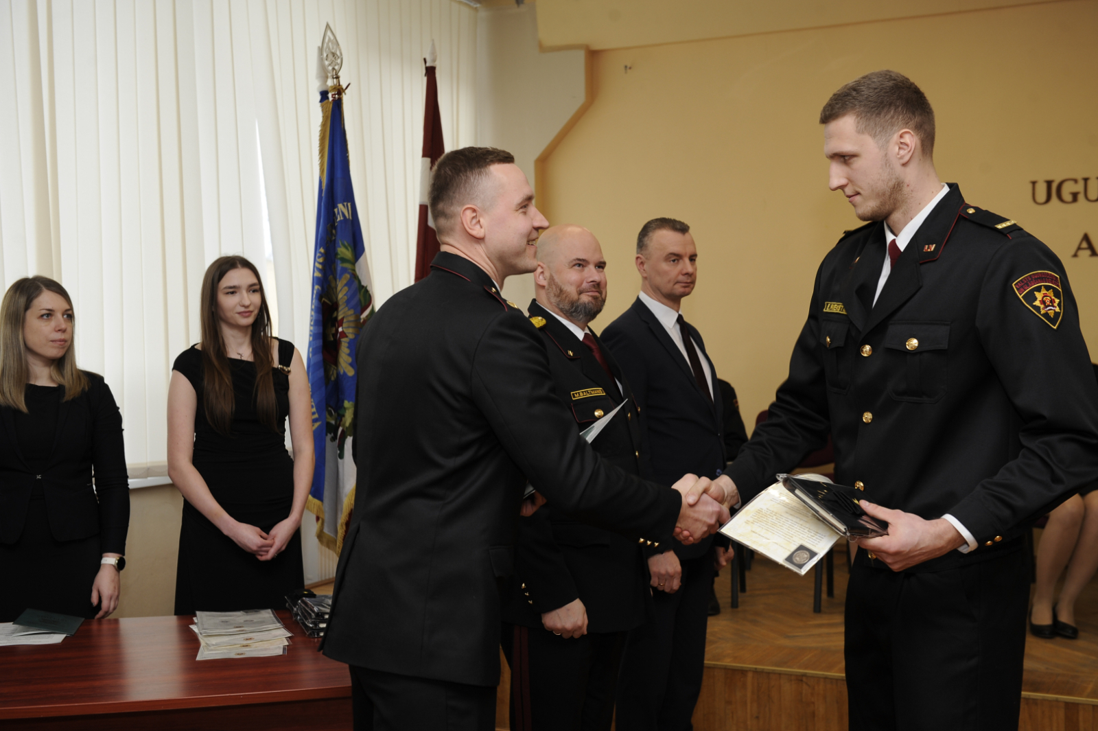 Tiek pasniegts diploms