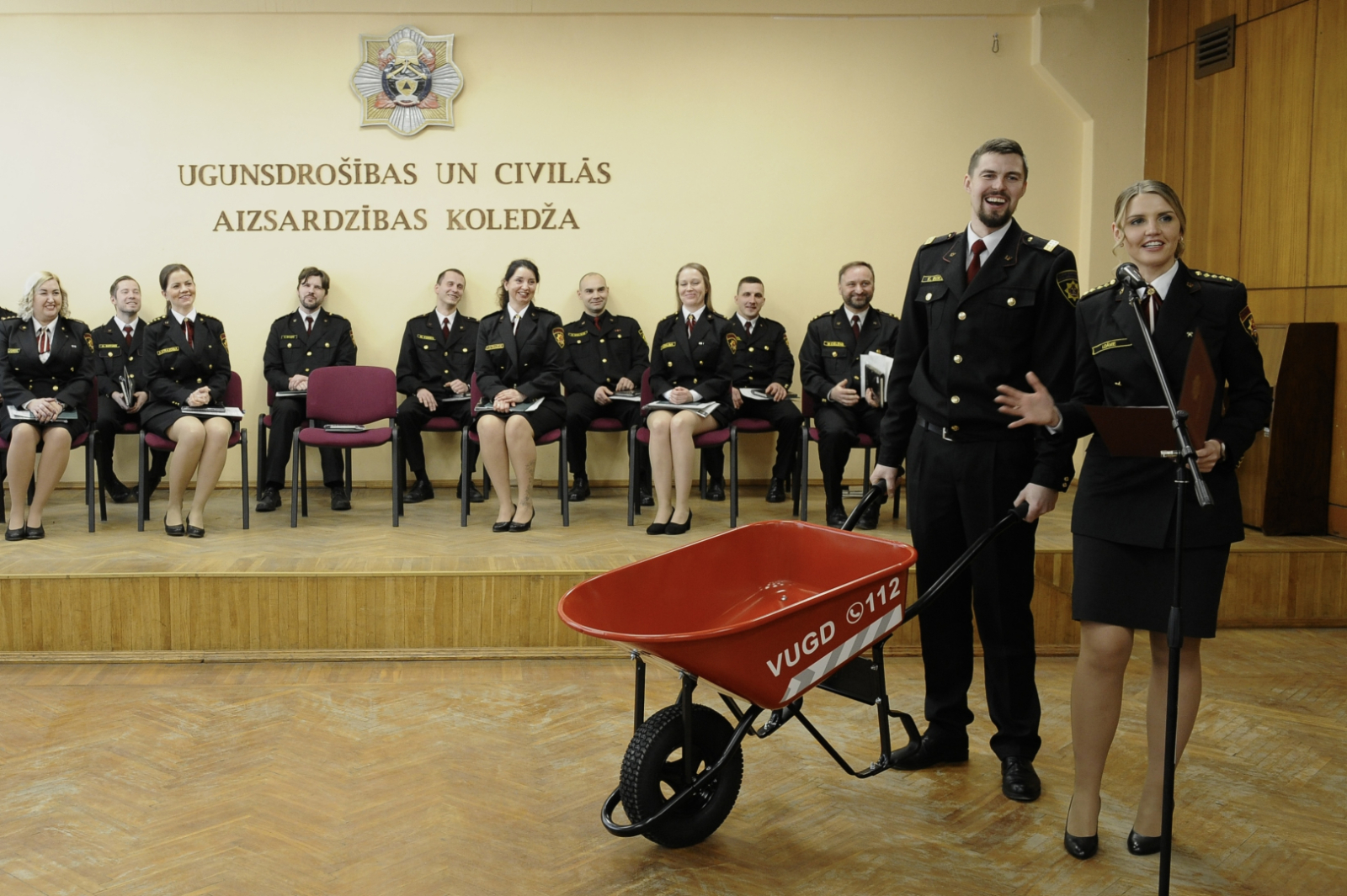 Absolventi pasniedz dāvanu koledžai