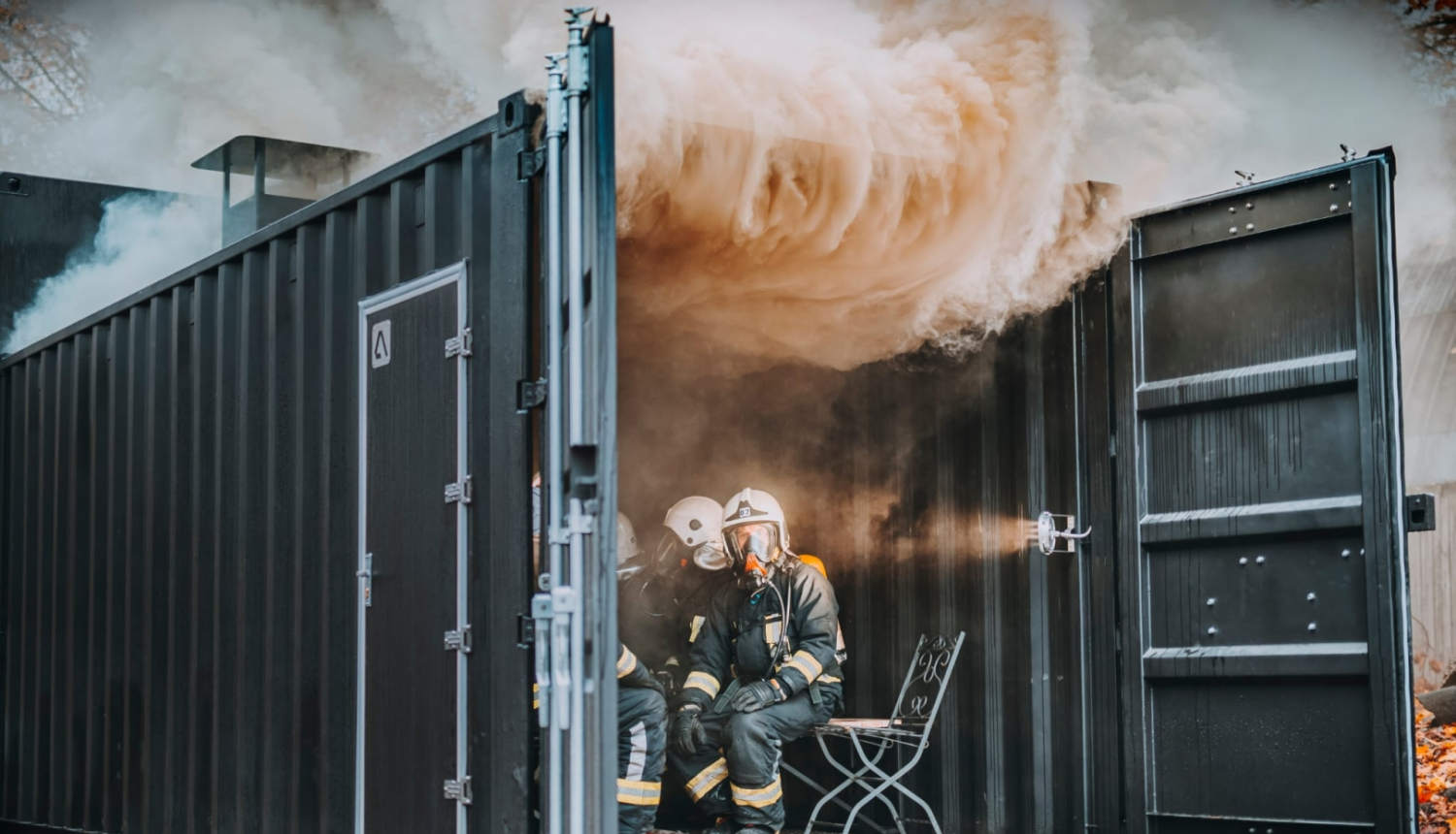 Ugunsdzēsēji dūmu gāze konteinerī